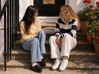 girls discussing shoe shopping