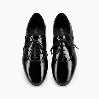 Top view of a pair of Maévie Oxford Ballet flats in black soft crinkled patent leather, sizes EU 39–47, UK 6–12, US 8–15